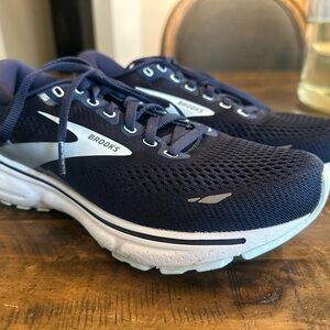 Brooks Ghost Women's Athletic Shoes - Navy and White EUC